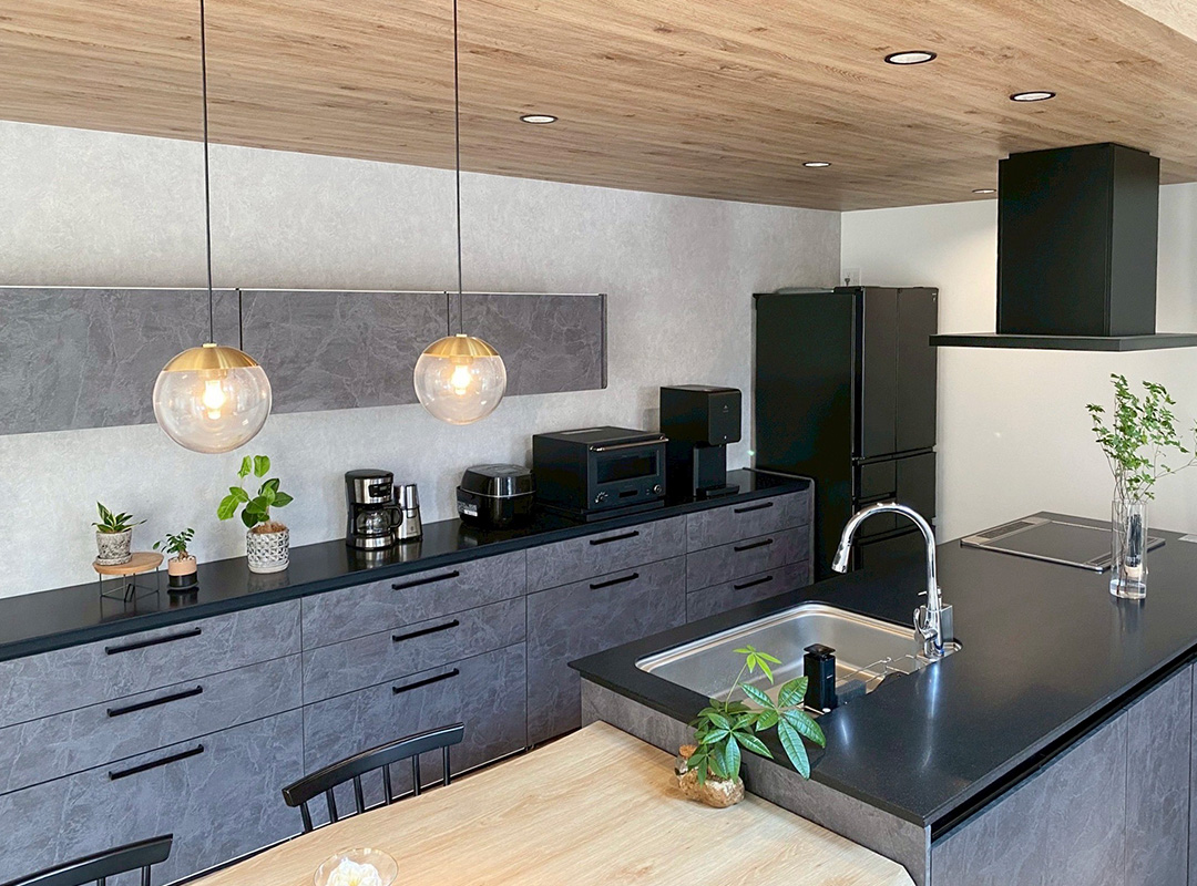 木の温もりと石の質感。
シャープな水平ラインが
美しいキッチン空間