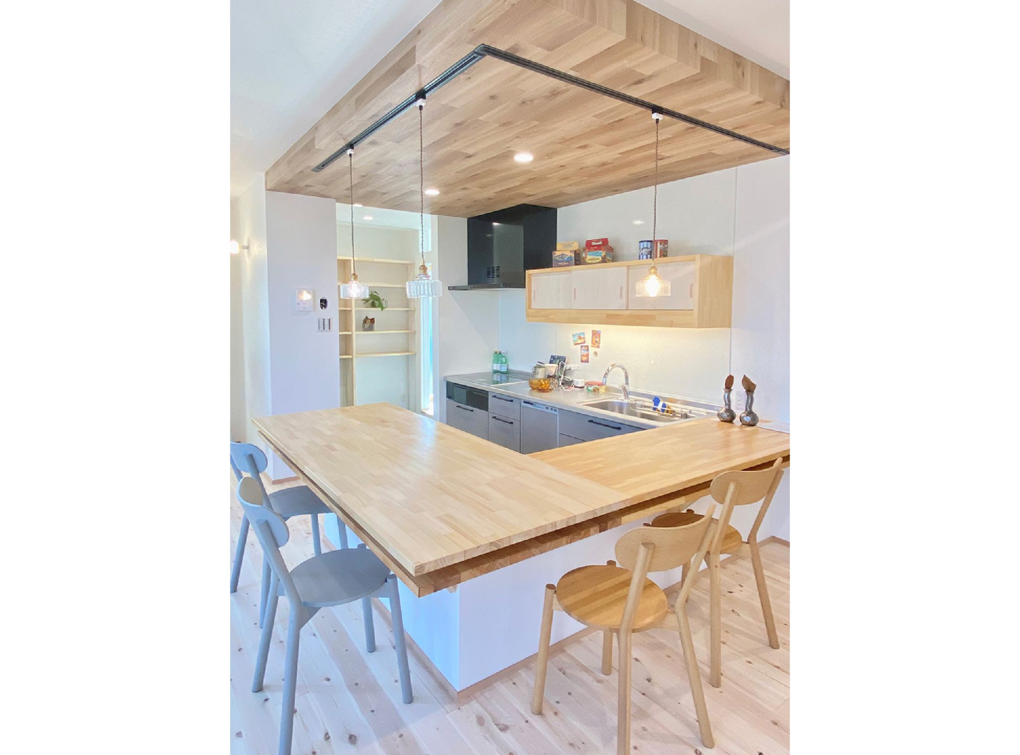 cafeのようなコの字型キッチン