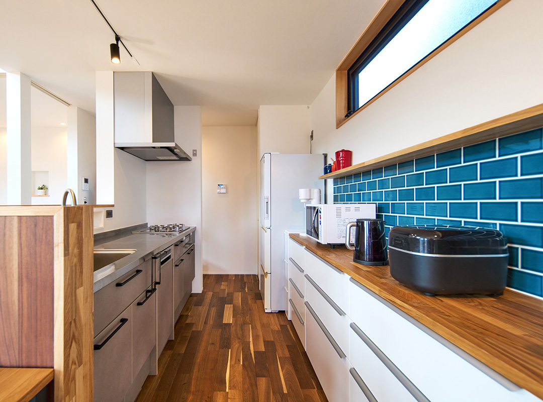 ウッドデッキで食事を楽しむ家