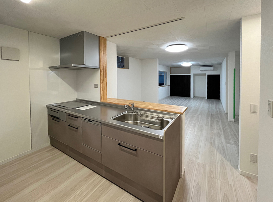 家族がつながる、グレーが映える空間へ