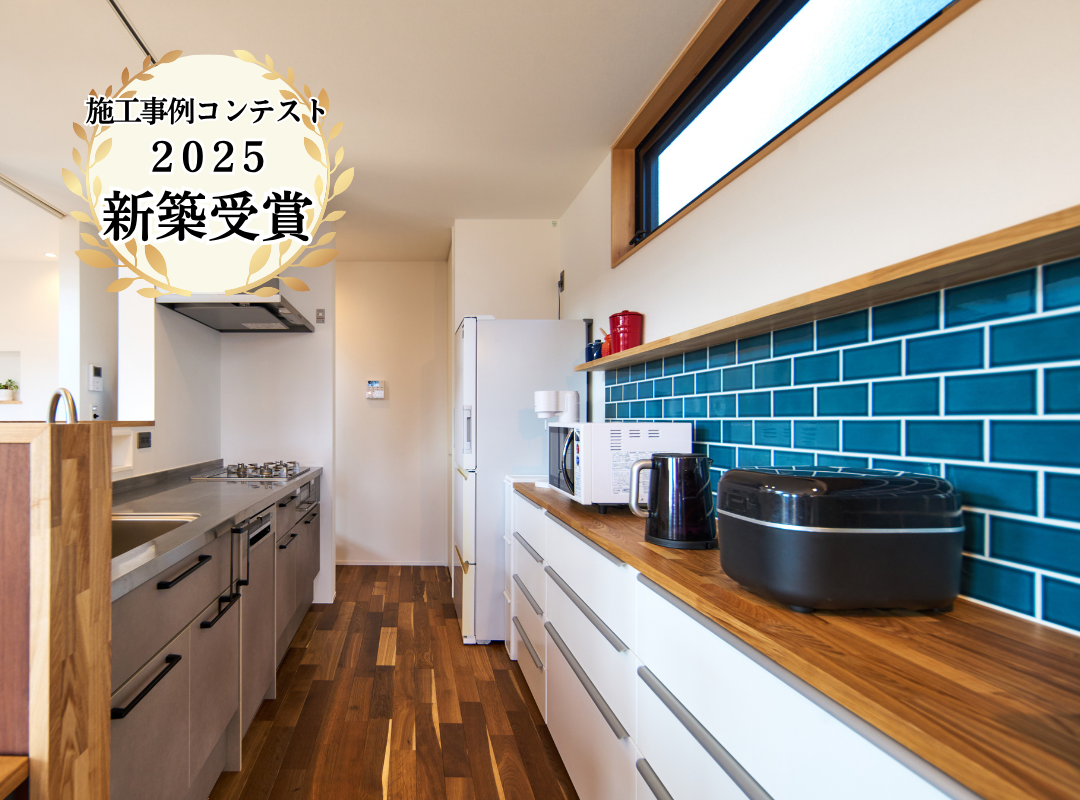 ウッドデッキで食事を楽しむ家