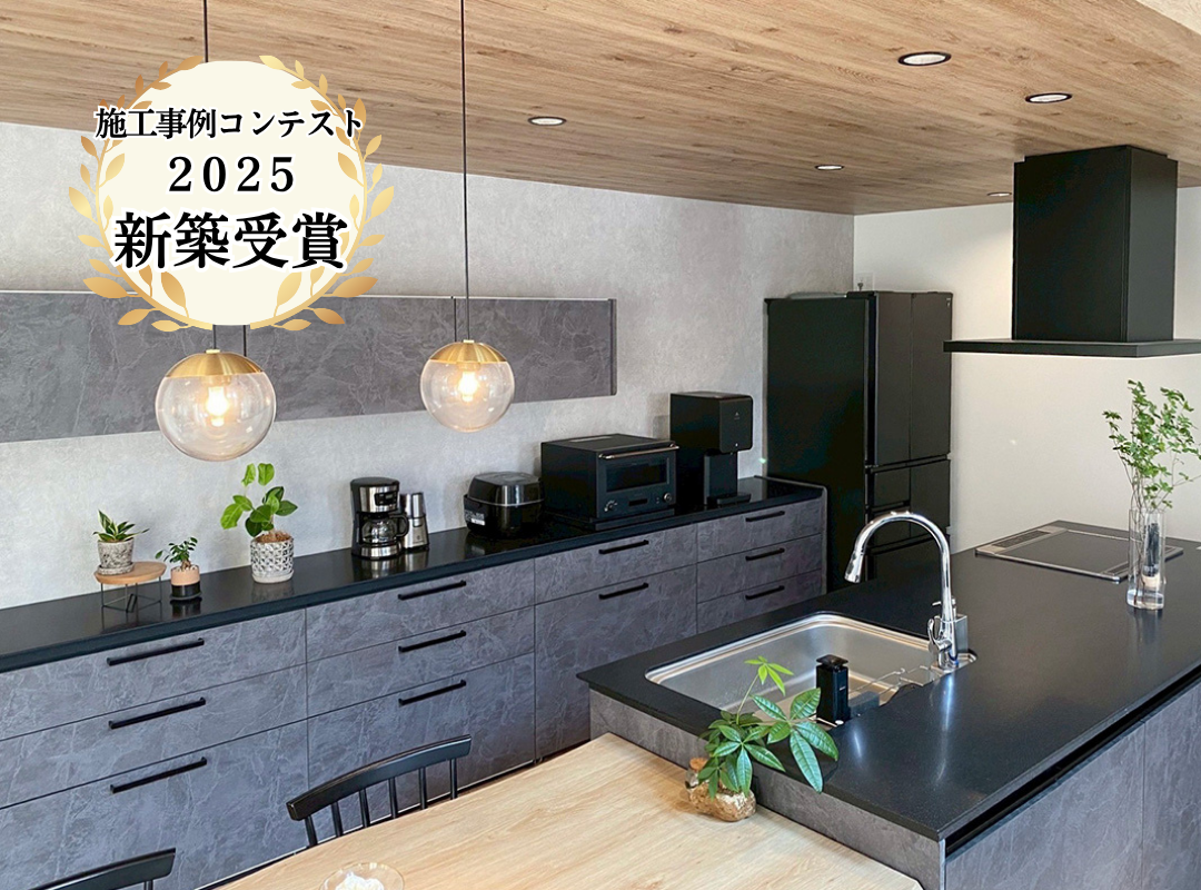 木の温もりと石の質感。
シャープな水平ラインが
美しいキッチン空間