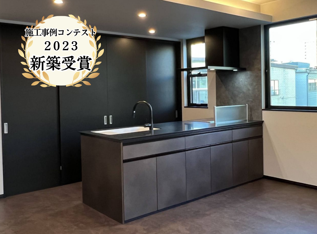 ダークカラーを基調とした、高級感のあるキッチン