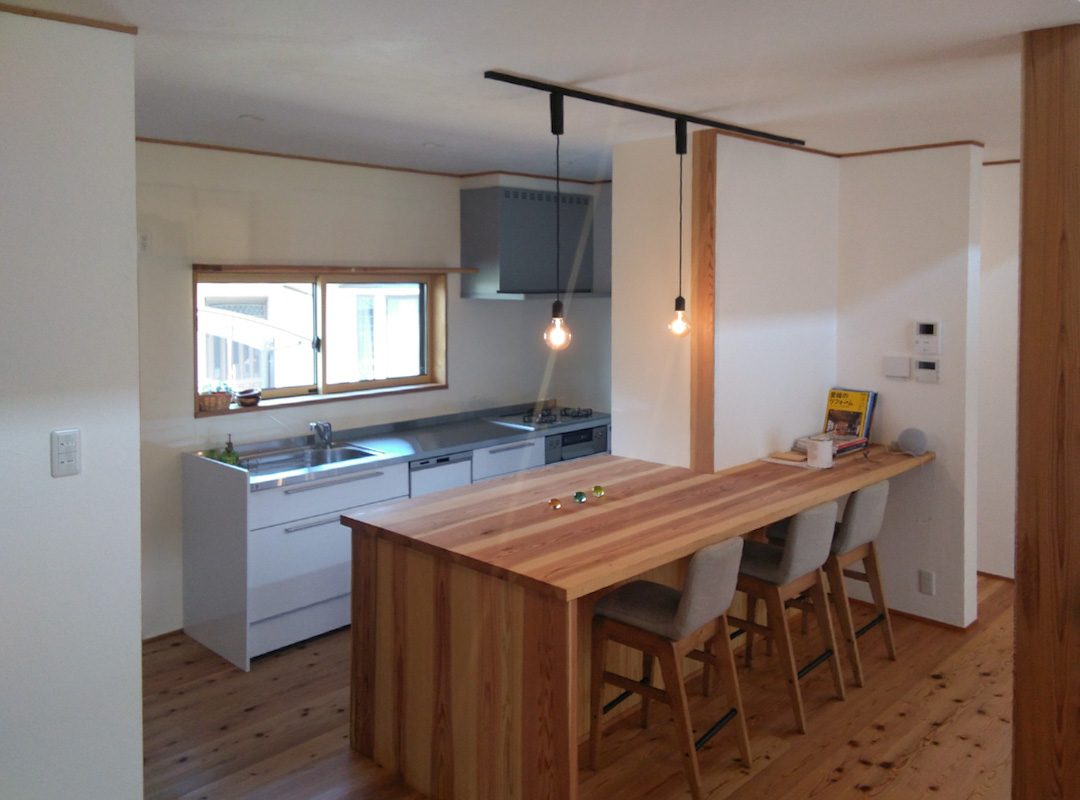 自然素材と調和するキッチン