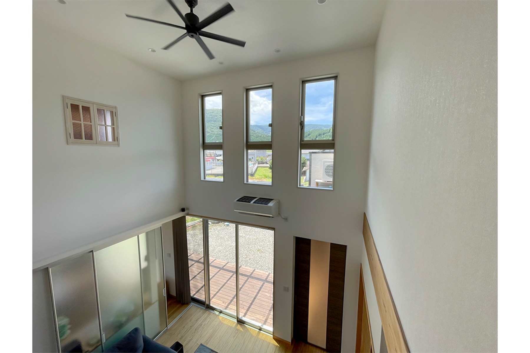 山野を間近に眺められる大きな吹き抜けのある家